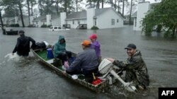 Voluntarios ayudan a rescatar a residentes y sus mascotas de sus hogares inundados en New Bern, Carolina del Norte
