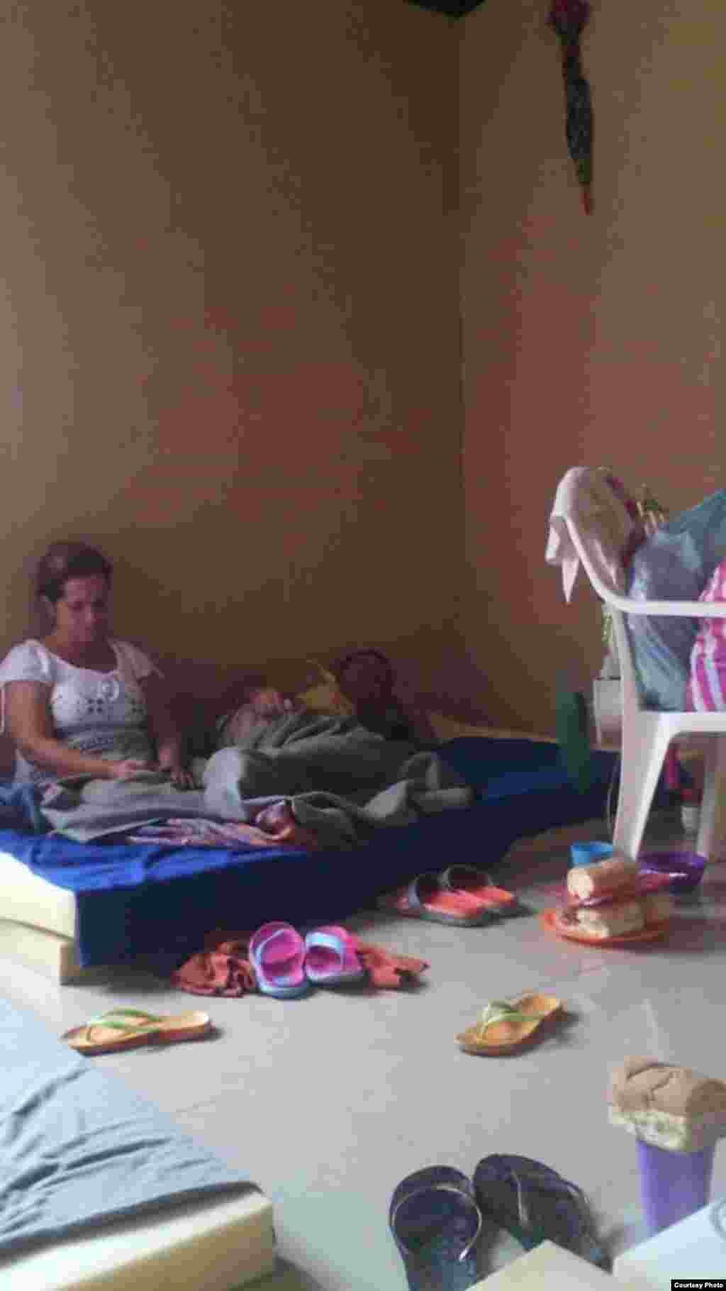 Cubanos descansan en dormitorio improvisado para migrantes en campamento de la ciudad de Liberia (Guanacaste), Costa Rica.