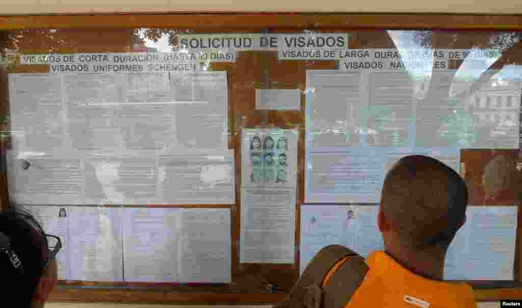 Los consulados extranjeros en La Habana exigen que los viajeros presenten documentación que los descarten como posibles emigrantes.
