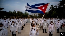Una brigada de profesionales de la salud cubanos poco antes de viajar a Sudáfrica para ayudar a frenar al coronavirus. (AP/Ramón Espinosa)