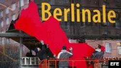 Unos operarios trabajan en la fachada del recinto donde se celebrará la 63 edición del festival de cine de la Berlinale, en Berlín, Alemania del 7 al 17 de febrero. 