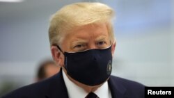 El Presidente Donald Trump viste una mascarilla protectora contra el coronavirus.