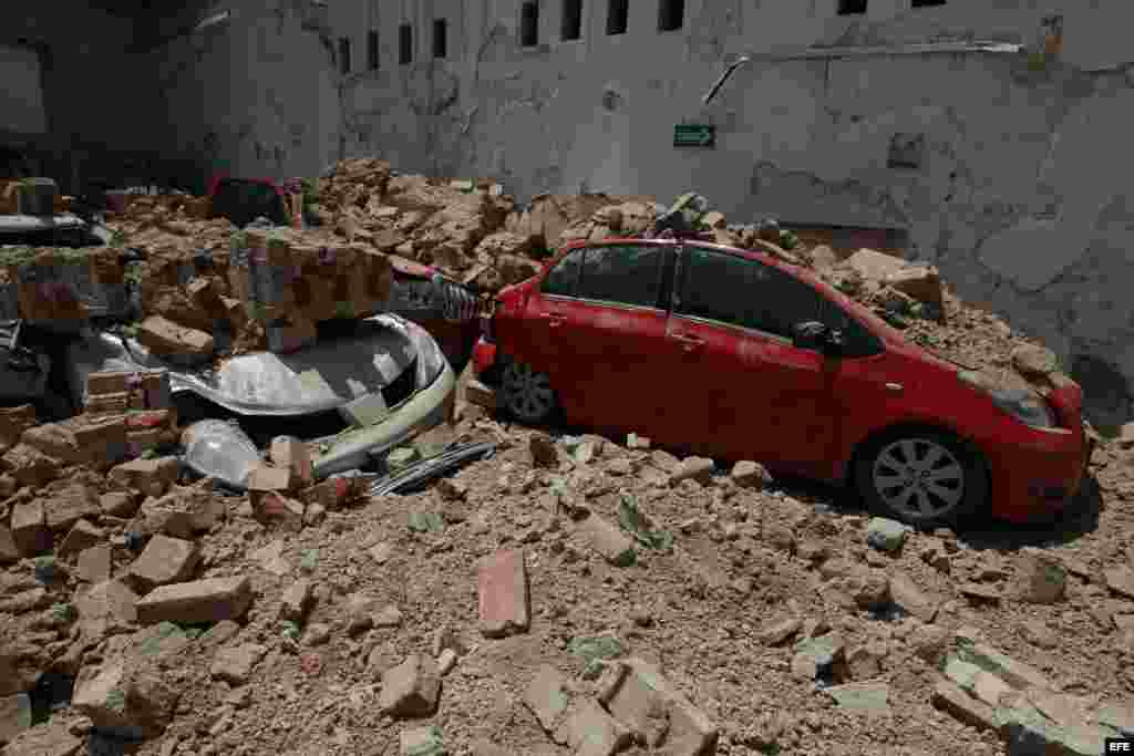 Un fuerte terremoto sacude la capital de México y causa escenas de pánico.