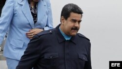El presidente de Venezuela, Nicolás Maduro, desciende del avión presidencial a su llegada hoy a Panamá.