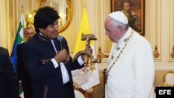 Evo Morales intercambia regalos con el Papa, entre ellos una cruz formada con una hoz y un martillo. 