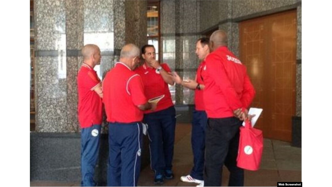 Integrantes del cuerpo técnico del equipo cubano de fútbol.