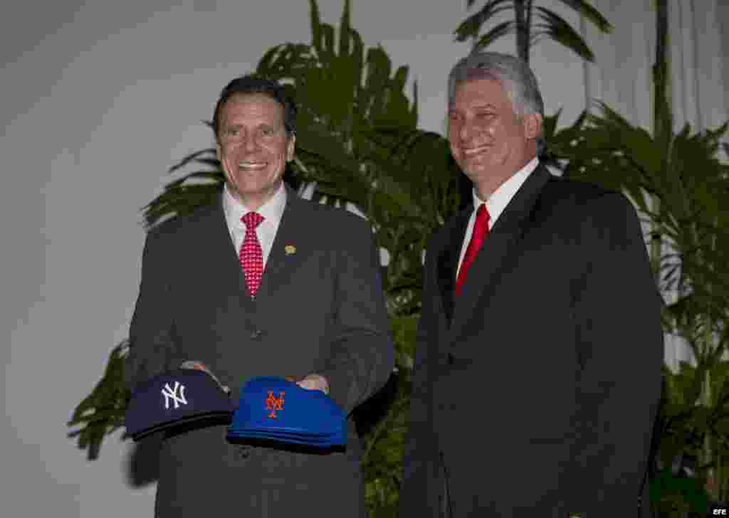 Andrew Cuomo (i), le regala a Miguel Díaz-Canel (d), una gorra de los Yanquis de Nueva York y otra de los Mets. 