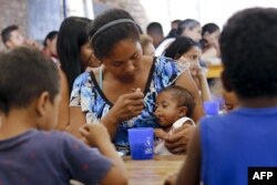 Una madre venezolana alimenta a su bebé en el refugio Divina Providencia, en Cúcuta, Colombia.
