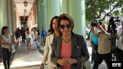 La líder demócrata en la Cámara de Representantes de EEUU Nancy Pelosi, a su llegada al Hotel Saratoga de La Habana.