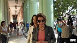 La política estadounidense Nancy Pelosi visitó La Habana Vieja durante su viaje a la isla.