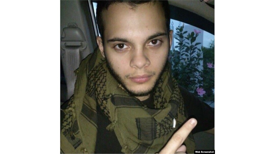 Esteban Santiago.