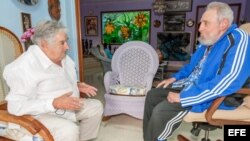 José Mujica durante un encuentro con Fidel Castro.