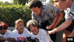 Fotografía de archivo que muestra el momento en que eran arrestadas varias Damas de Blanco. 