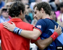 El tenista británico Andy Murray (d) saluda al suizo Roger Federer (i).