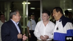 El presidente de Colombia, Juan Manuel Santos (centro), viajó a Cuba para reunirse con Raúl Castro y con Hugo Chávez.