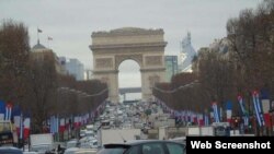Banderas de Cuba y Francia ondean a lo largo de la Avenida de los Campos Elíseos en París