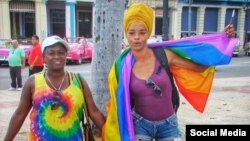 Dos activistas LGBTI posan de la mano en un sitio público en La Habana, el 17 de mayo, Día Internacional contra la Homofobia y la Transfobia.