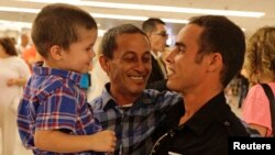 Una familia cubana se reúne en el Aeropuerto de Miami. REUTERS/Desmond Boylan