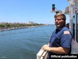 El ingeniero jefe Tim Olsen observa La Habana Vieja desde el barco Nancy Foster.