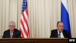 El ministro ruso de Exteriores, Serguéi Lavrov (d), y el secretario de Estado de EEUU, Rex Tillerson (i).