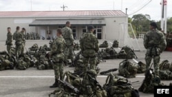 Vista de tropas del Ejército Nacional de Colombia en Quibdó (Colombia), antes de desplazarse a la zona donde fue secuestrado el general Rubén Darío Alzate a manos de las FARC el pasado domingo en el departamento del Chocó, noroeste de Colombia.