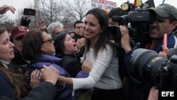 La diputada opositora venezolana María Corina Machado saluda a opositores al Gobierno venezolano de Nicolás Maduro durante una manifestación en Washington D.C.