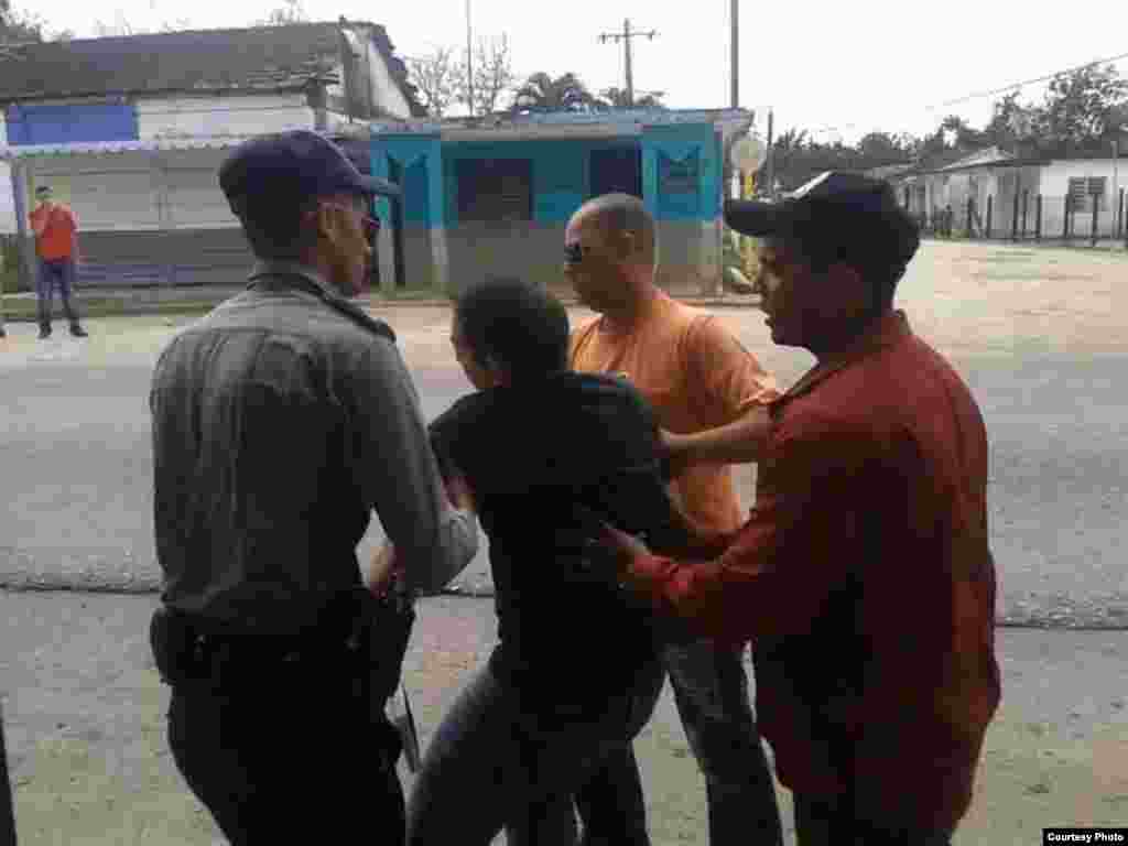 Arresto del pastor bautista Mario Félix Lleonert Barroso en Camajuaní, Villa Clara; domingo 20 de marzo de 2016.
