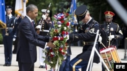 Obama, coloca una corona de flores en la Tumba al soldado desconocido, durante la conmemoración del Día de los Caídos que se celebra en el cementerio de Arlington, EEUU.