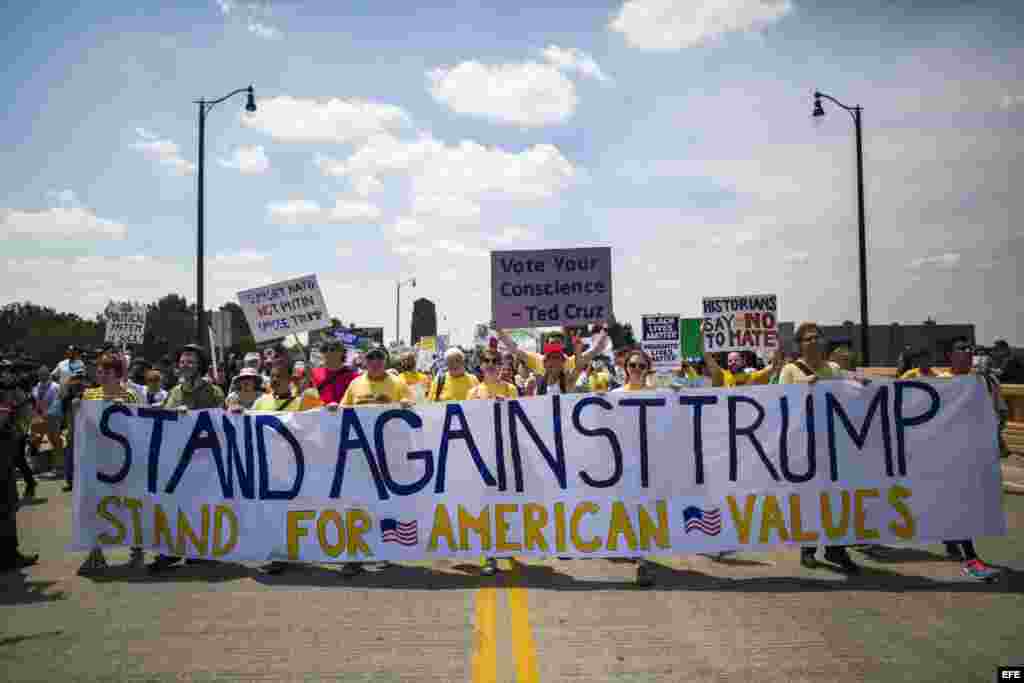 Varios manifestantes se agrupan bajo el lema 'Stand Against Trump' para protestar contra el candidato republicano a la presidencia estadounidense.