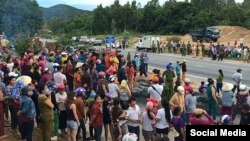 Los residentes de la comuna Pho Thanh de la provincia de Quang Ngai se reúnen en una carretera para protestar contra la contaminación local, en una foto sin fecha.