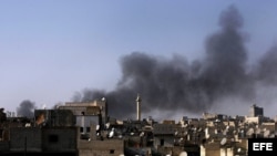 TUR20 AZAZ (SIRIA), 16/08/2012.- Imagen habilitada el jueves 16 de agosto de 2012 de una columna de humo provocada por el bombardeo aéreo de las fuerzas de Bachar el Asad en Azaz, Siria. El Consejo de Seguridad de la ONU decidió el 16 de agosto extender l
