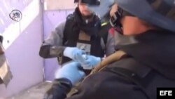 Fotografía que muestra a inspectores de la ONU recogiendo pruebas del lugar donde se produjo el ataque con armas químicas en Damasco, Siria