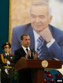 Dmitry Medvedev habla en el funeral del dictador uzbeko Islam Karimov.