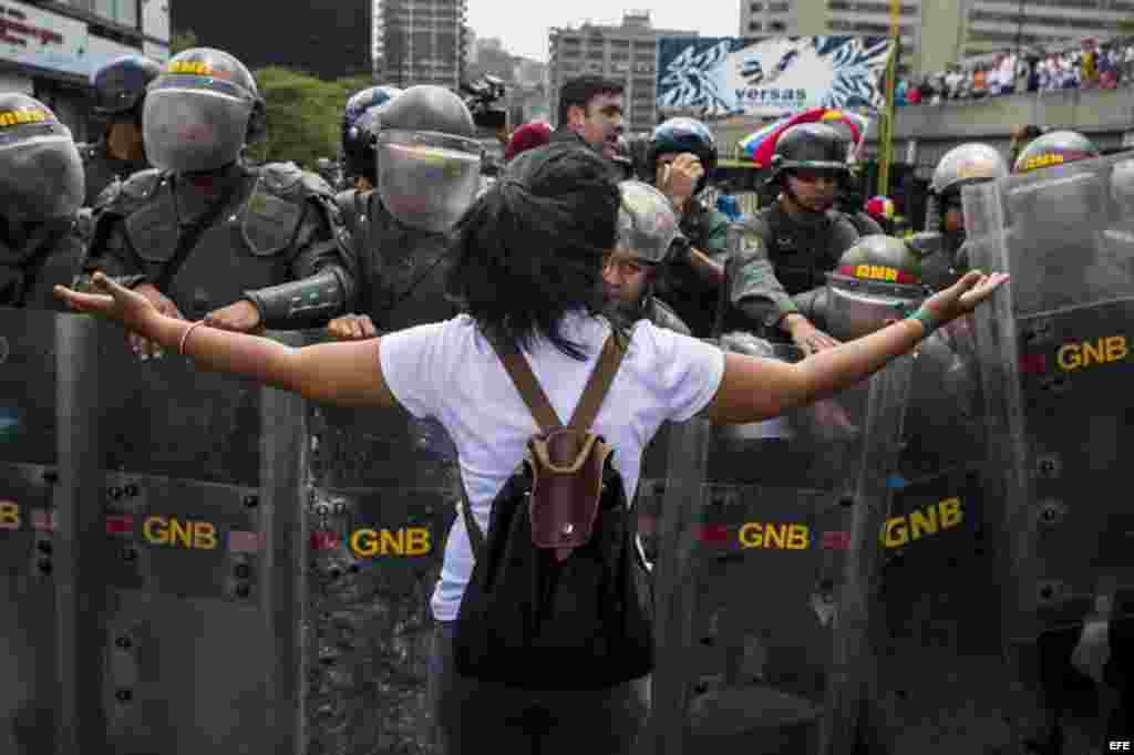 Un grupo de personas protesta contra el Gobierno de Nicolás Maduro hoy, martes 4 de marzo de 2014, en Caracas