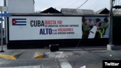 Cartel colocado en la Lima por exiliados cubanos aboga por respeto a derechos humanos en la isla. 