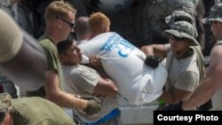 Los militares estadounidenses trabajan codo a codo con los haitianos para proveer alivio a los damnificados por el huracán Matthew. 