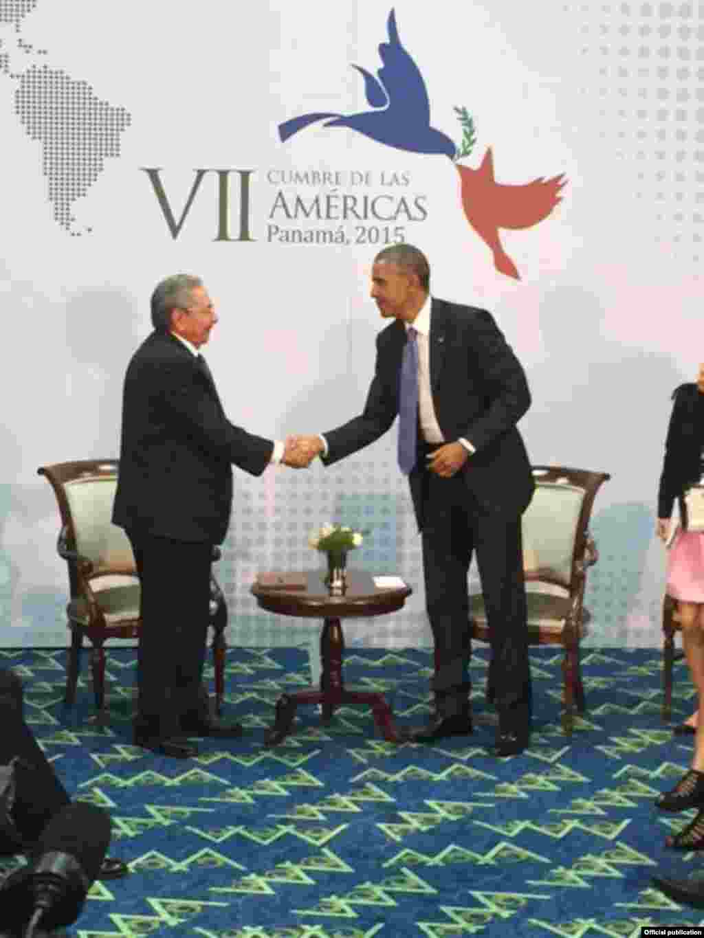 Encuentro de Raúl Castro y Barack Obama en Panamá.