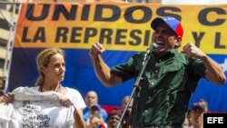 El líder opositor y gobernador del estado Miranda, Enrique Capriles (d), y Lilian Tintori (i), esposa del líder opositor Leopoldo López.