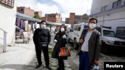 En Bolivia, periodistas visten nasobucos para protegerse del COVID-19. (REUTERS/David Mercado)