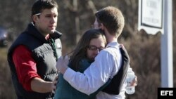 Estudiantes de la escuela de Newtown se consuelan tras la masacre