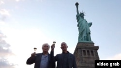 Los Bezos brindando por la libertad a los pies de la Estatua. tomado de @JeffBezos.