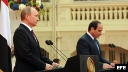 El presidente ruso, Vladimir Putin (i) y su homólogo egipcio, Abdel Fattah al Sisi, durante una rueda de prensa tras su reunión en El Cairo.