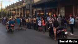 Un grupo de personas espera para comprar productos de aseo personal en, Placetas, Villa Clara, el pasado viernes. (Foto cortesía de Arianna López)