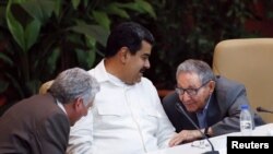 De izq. a der. Miguel Díaz-Canel, Nicolás Maduro y Raúl Castro. REUTERS/Stringer