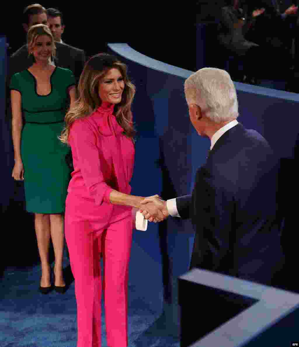 Saludo de Bill Clinton y Melania Trump en el segundo debate presidencial. 