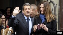 Nicolás Sarkozy votó bien temprano junto a su esposa sin realizar declaraciones