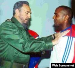 Fidel Castro con el pelotero Eduardo Paret, en 2001.