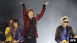 El cantante de Rolling Stones Mick Jagger, junto a Keith Richards (d) y Ron Wood (i), en el concierto ofrecido Madrid en 2014.