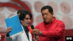 Hugo Chávez (d), durante la entrega de cargos a los nuevos médicos generales en el Teatro Teresa Carreño de Caracas, Venezuela. 