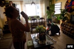 Un empleado de la Alcaldía de Chacao, en Caracas, prepara su máquina de fumigación en la sala de un apartamento.